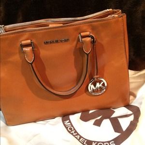 Authentic Michael Kors handbag includes dust bag.
