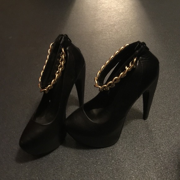Black Pumps