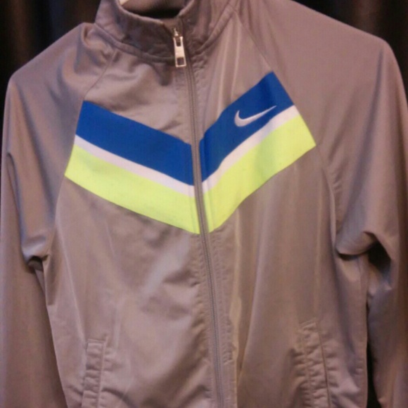Women's Nike jacket! Cute fits like a snug Med