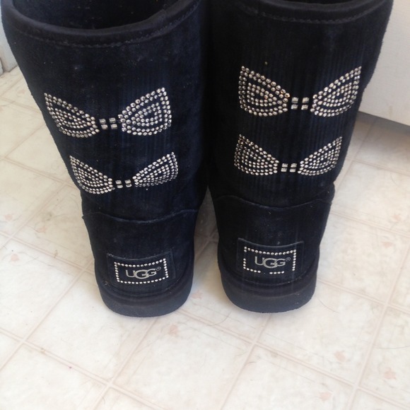 Black classic short crystal bow uggs