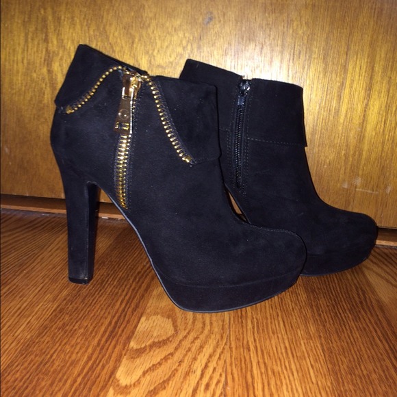 G by GUESS black suede booties