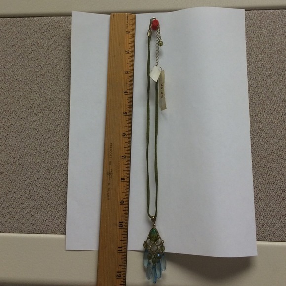 2028 necklace green leather cord/crystals