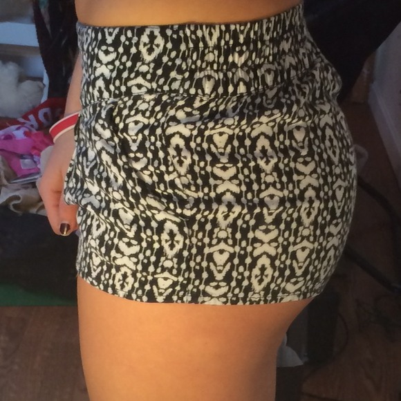 kirra printed black and white shorts - Picture 3 of 3