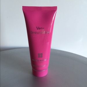Givenchy Very Irrésistible body veil