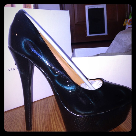 Black pumps