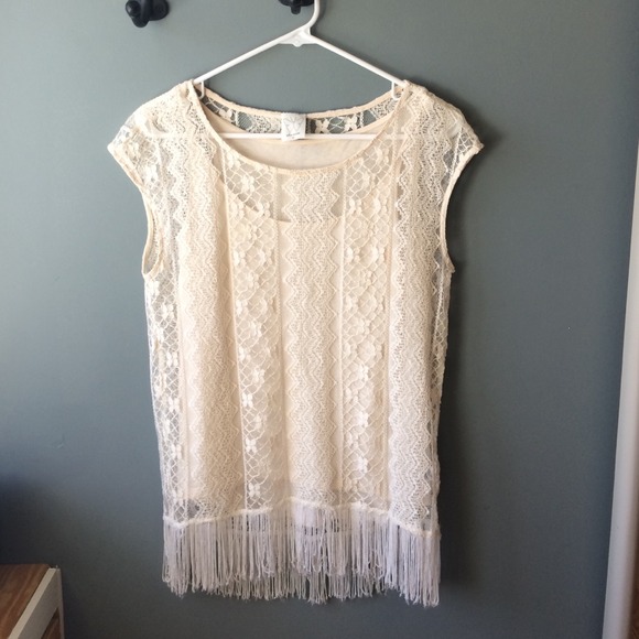 🔴SOLD🔴 Lace fringe top - Picture 2 of 4