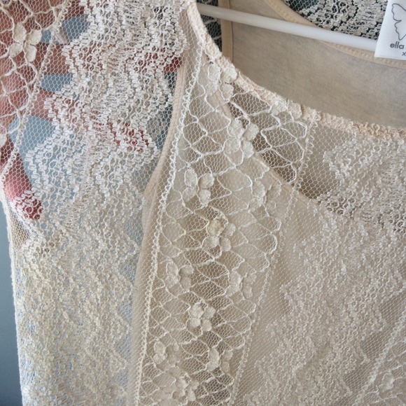 🔴SOLD🔴 Lace fringe top - Picture 3 of 4