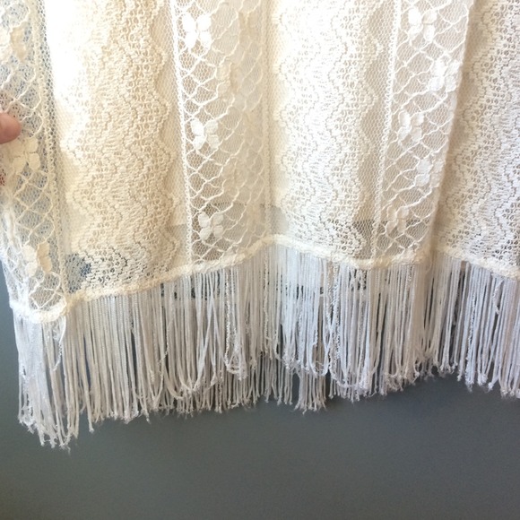 🔴SOLD🔴 Lace fringe top - Picture 4 of 4