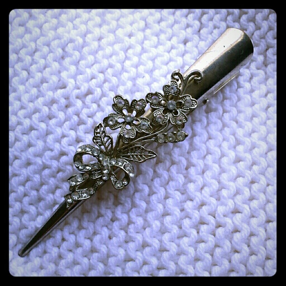 Vintage hair clip with clear rhinestones