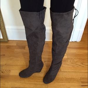 Boots over the knee platform. Grey faux suede. 9.