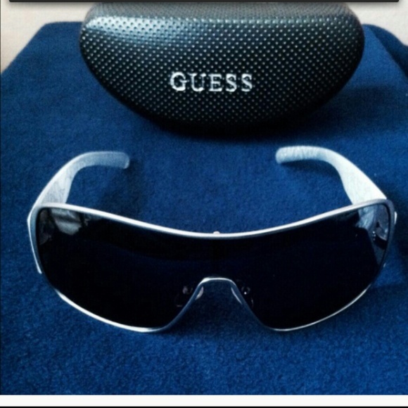 GUESS SUNGLASES! - Picture 2 of 3