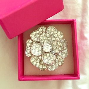NIB Rhinestone Flower Ring