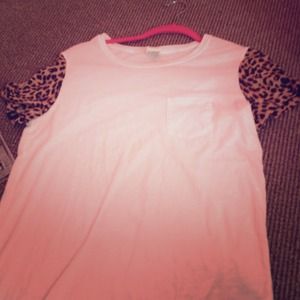 PINK
CREWNECK POCKET TEE