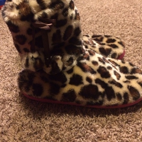Furry leopard house shoes - Picture 2 of 4