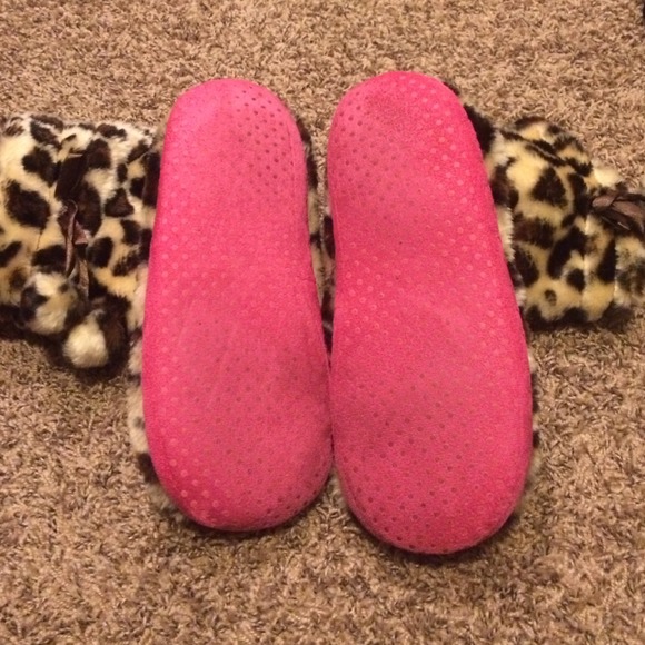 Furry leopard house shoes - Picture 3 of 4