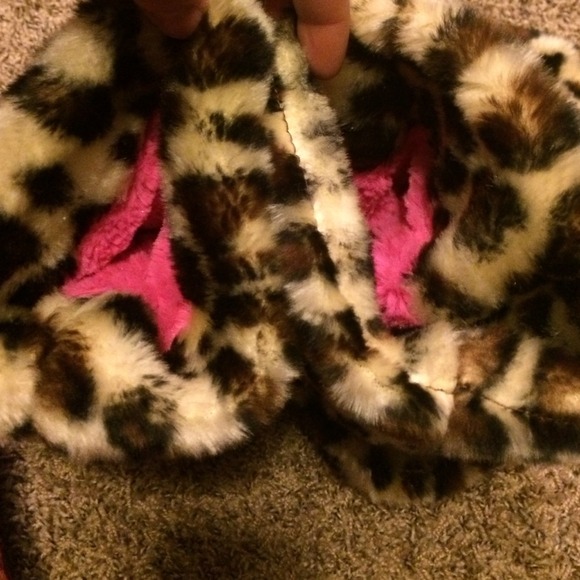 Furry leopard house shoes - Picture 4 of 4