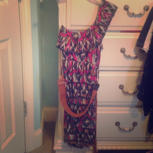 Very cute one shoulder dress!