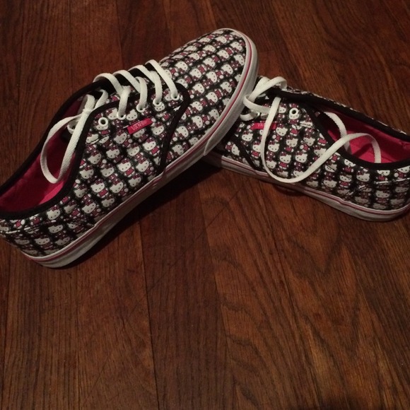 Hello Kitty Vans Size 9 (WOMENS)