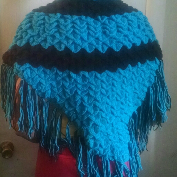 Dazzling handmade crochet shawl - Picture 2 of 2