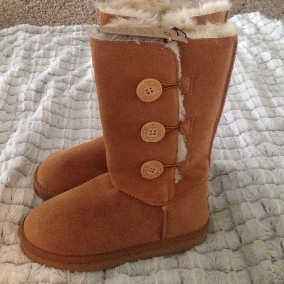 3 button Bailey Chestnut Uggs NWT