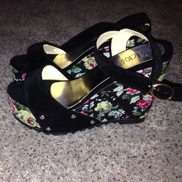 New black floral wedges