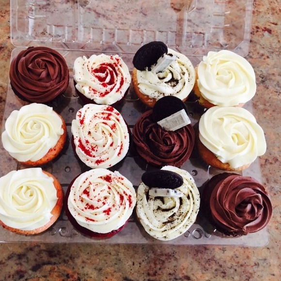 Valentine's Cupcakes from Elle and Emma's! 🎀💕💕