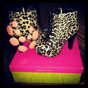 Booties && statement necklace