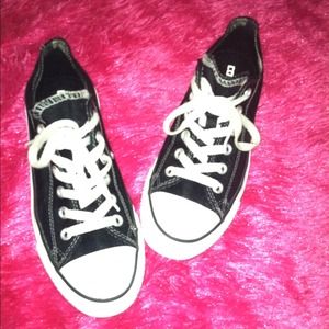 black converse!