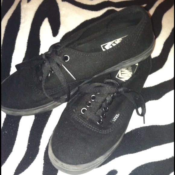 All black vans (Men-6 Women's-7.5)
