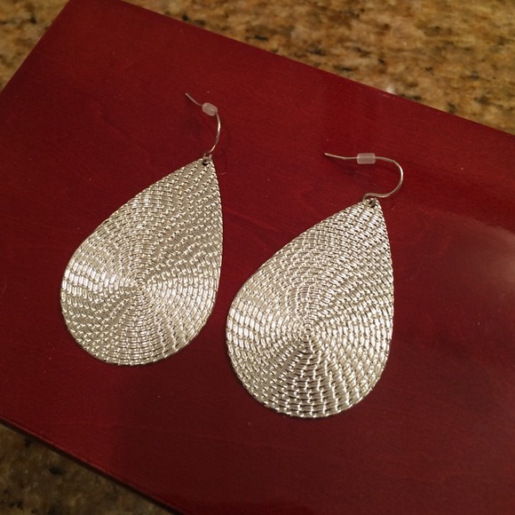 Nice lightweight teardrop earrings