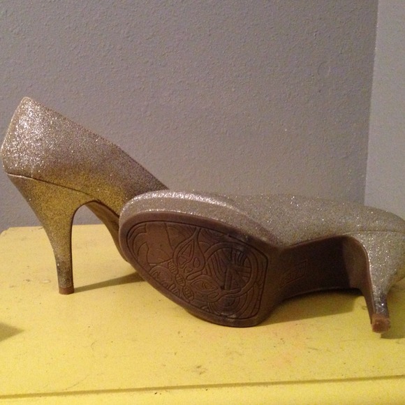 Unlisted champagne pumps! - Picture 3 of 4