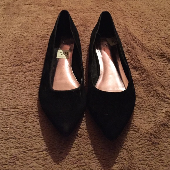 Black Pointed Toe Flats!