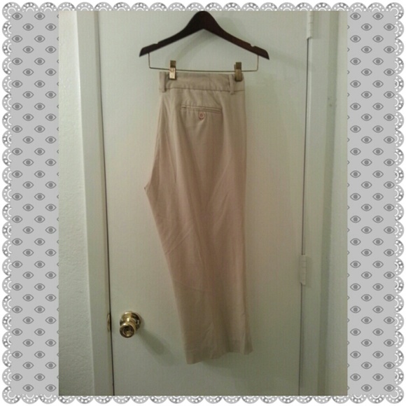 Daisy Fuentes khaki Capri pants.