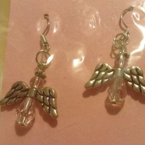 Angel-like lightweight pierced earrings.
