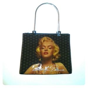Marilyn Monroe. Classy handbag. Vintage.