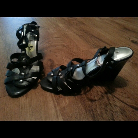 Dana Buchman black  wedges
