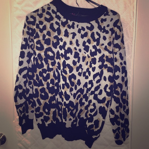 WARM & STYLISH leopard sweater! ❤️