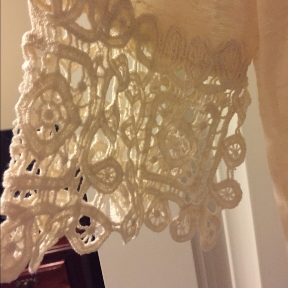 Charlotte Russe Creme top🎀 - Picture 2 of 4