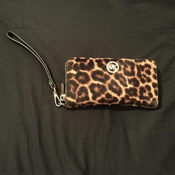 Gently used Michael Kors bag! - Picture 2 of 4