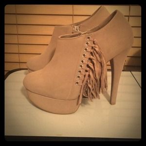 Shi-by Journey's, high heeled ankle boot,size 8‼️