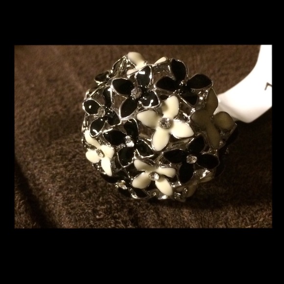 🌟MAKE AN OFFER 🌟Platinum plated flower ring - Picture 2 of 3