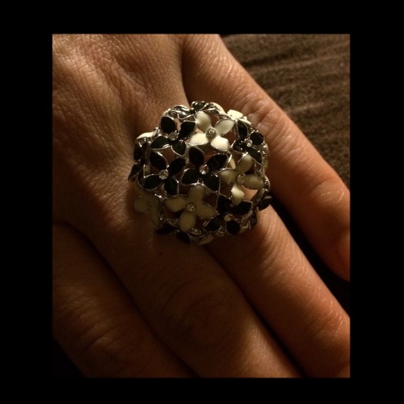 🌟MAKE AN OFFER 🌟Platinum plated flower ring - Picture 3 of 3