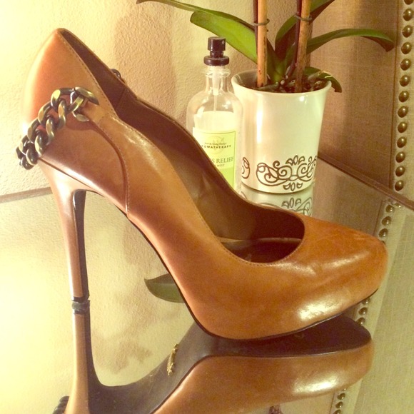 Fergie leather pump