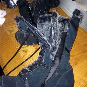 Boots w the fur...💃🎶😍