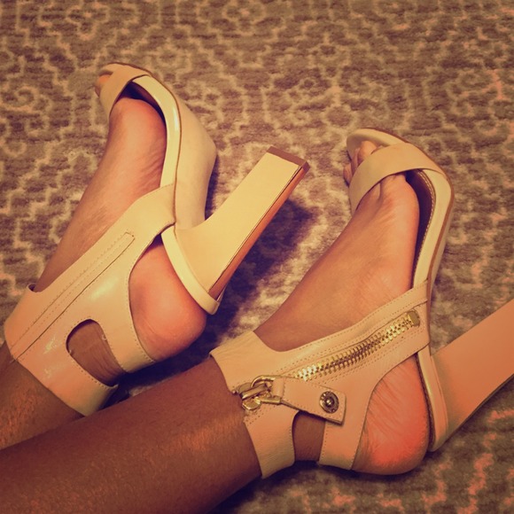 Guess nude sandals, almost new