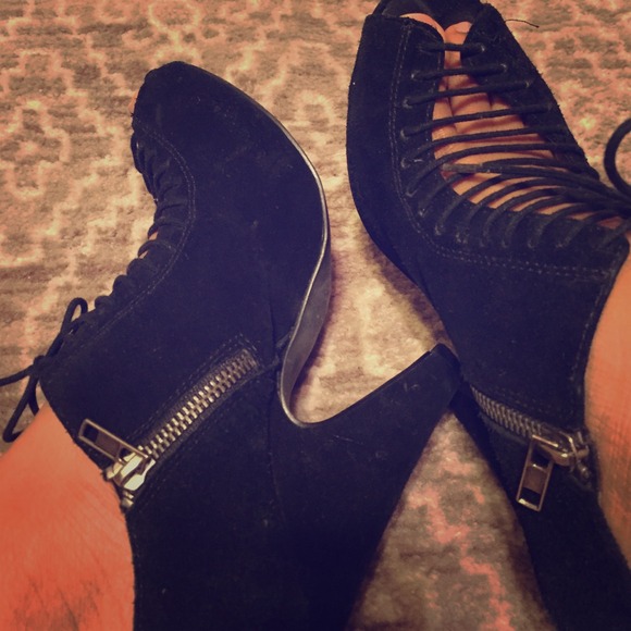 Steve Madden Black suede heels