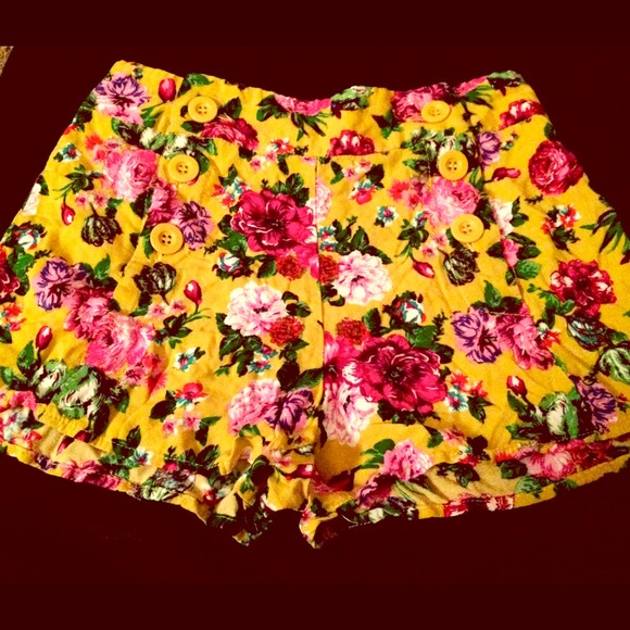 yellow floral high waisted shorts 🌻