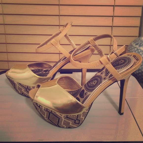 (NWOT) Sam & Libby Women's 8 Gold & Taupe heels