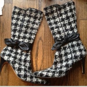 Black and White hound tooth boots....reposhing