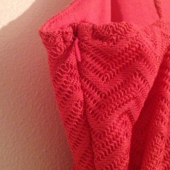 Coral lace dress - Picture 4 of 4